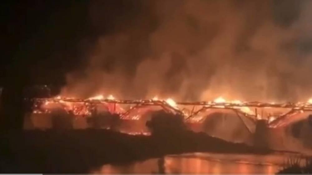 احتراق أقدم جسر خشبي في الصين